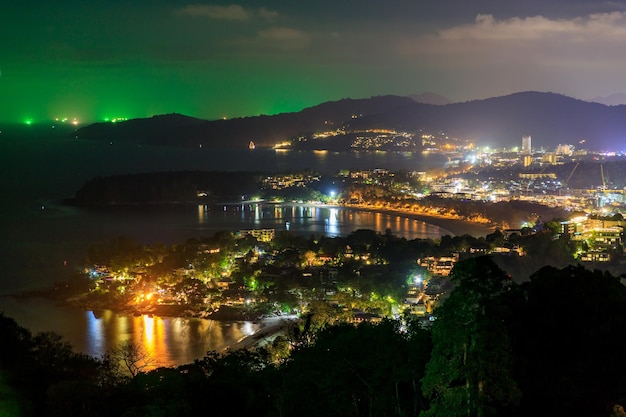 Magnífica vista panorámica sobre el hermoso mar de Andaman y tres bahías en Karon Viewpoint en la noche Phuket Tailandia