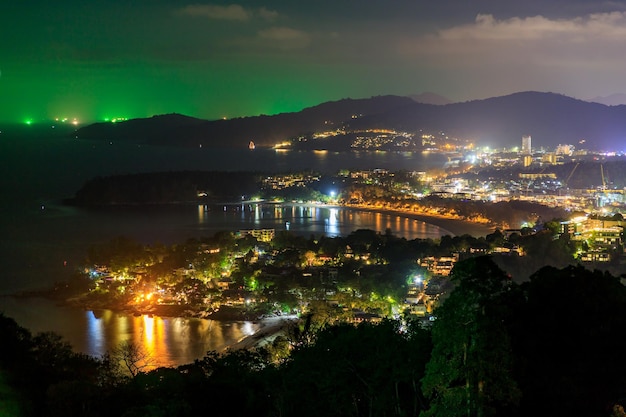 Magnífica vista panorâmica sobre o belo mar de andaman e três baías no karon viewpoint à noite phuket tailândia