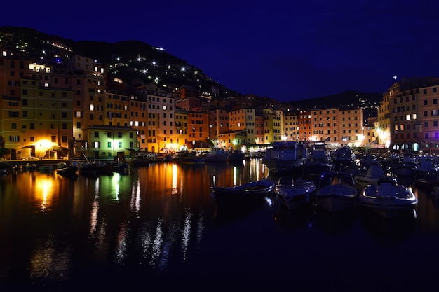 Magnífica vista del pequeño puerto de Camogli, las luces y los colores se reflejan en el mar creando un