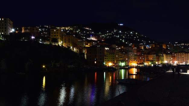 Magnífica vista del pequeño puerto de Camogli, las luces y los colores se reflejan en el mar creando un