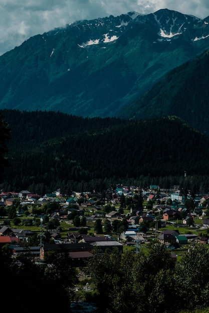 Magnífica vista del pueblo en las montañas