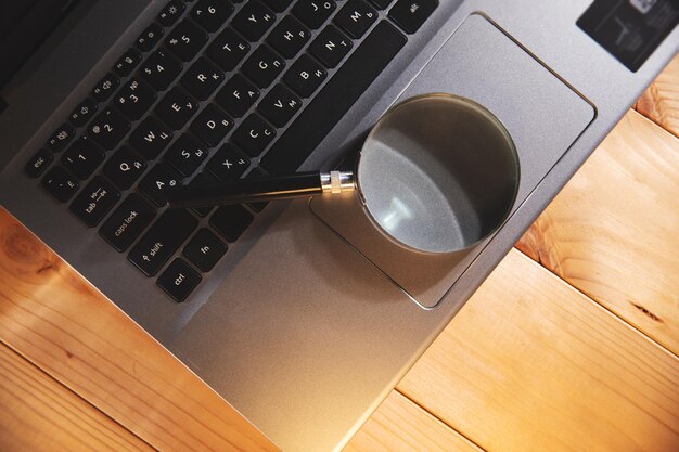 Magnificación de concepto de búsqueda en Internet y teclado de computadora