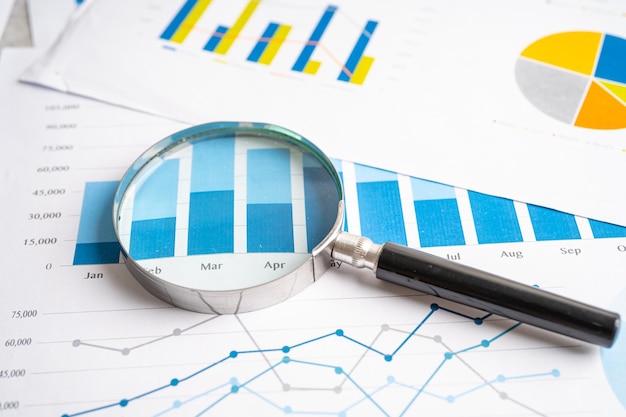 Magnificación en gráficos papel desarrollo financiero cuentas bancarias estadísticas inversiones datos de investigación analítica economía comercio de bolsa de valores concepto de reunión de la empresa de oficina de negocios