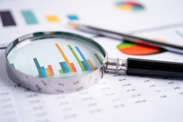 Magnificación en gráficos papel desarrollo financiero cuentas bancarias estadísticas inversiones datos de investigación analítica economía comercio de bolsa de valores concepto de reunión de la empresa de oficina de negocios