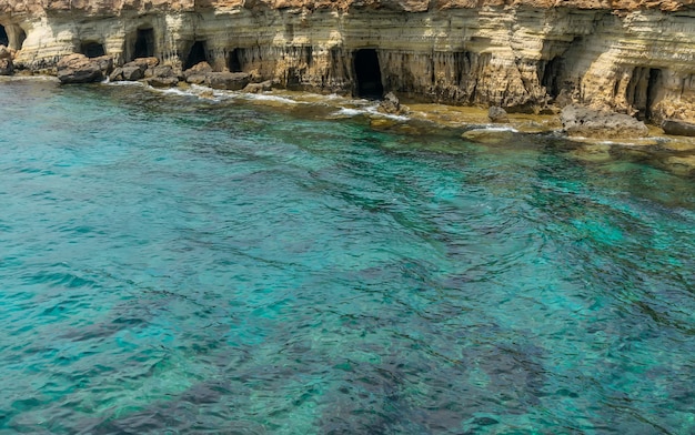 Magníficas cavernas marinhas estão localizadas na costa leste, perto da cidade de Ayia Napa.