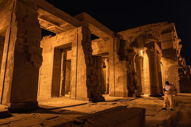 Foto magníficas columnas y la piedra sagrada del templo de kom ombo en la noche iluminada