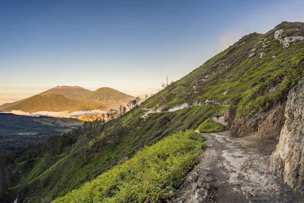 Las magníficas vistas de las montañas verdes desde una carretera de montaña hasta el volcán ijen o kawah