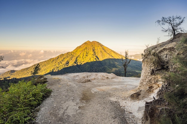 Las magníficas vistas de las montañas verdes desde una carretera de montaña hasta el volcán ijen o kawah