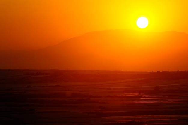 Magnífico atardecer en el paisaje de los pantanos.