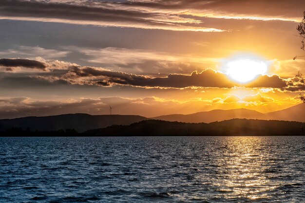 Magnífico atardecer en el paisaje de los pantanos.