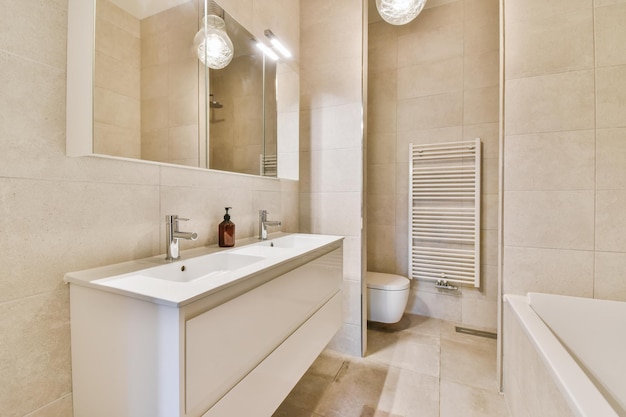 Magnífico baño en tonos beige con inodoro