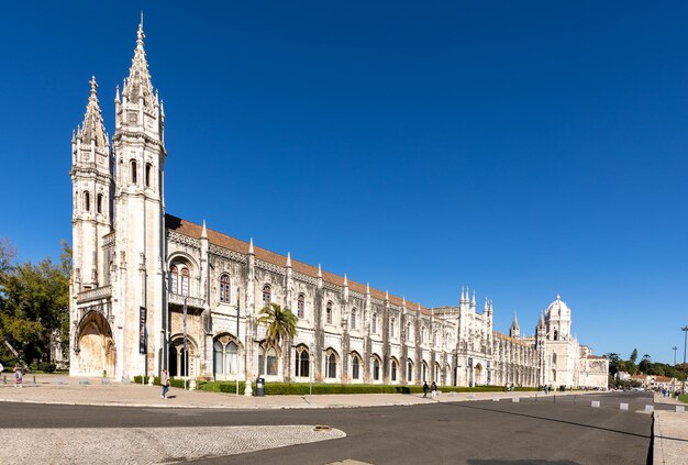 El magnífico edificio histórico blanco del mosteiro dos jeronimos belem lisbona portugal