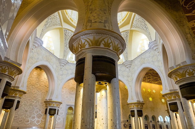 Magnífico interior da Grande Mesquita Sheikh Zayed em Abu Dhabi