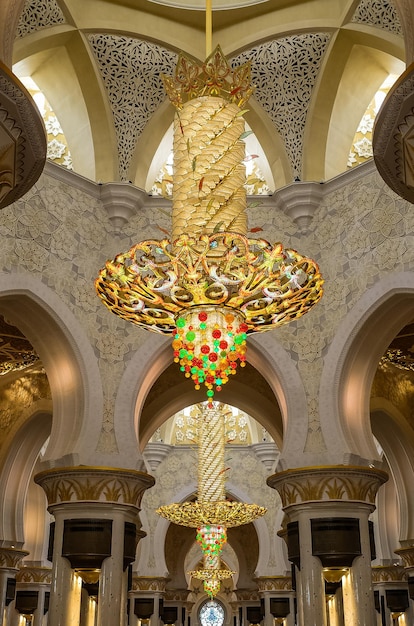 Magnífico interior da Grande Mesquita Sheikh Zayed em Abu Dhabi