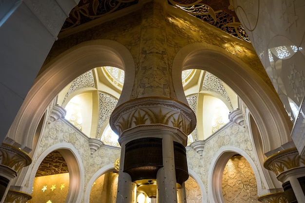 Magnífico interior da Grande Mesquita Sheikh Zayed em Abu Dhabi