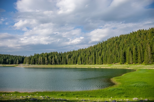 El magnífico Lago Negro se encuentra en el Parque Nacional Durmitor en el norte de Montenegro.