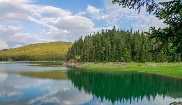 El magnífico Lago Negro se encuentra en el Parque Nacional Durmitor, en el norte de Montenegro.