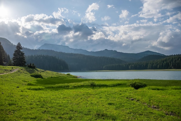 El magnífico Lago Negro se encuentra en el Parque Nacional Durmitor, en el norte de Montenegro.