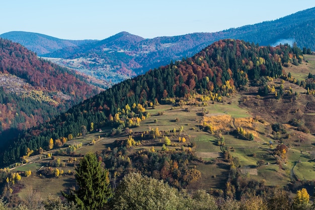 Magnífico paisaje con cielo de colores brillantes