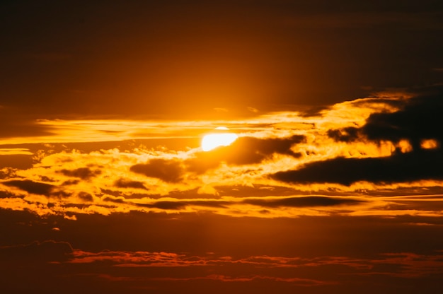 Magnífico paisaje del fuerte amanecer con un rayo plateado y una nube en el cielo naranja