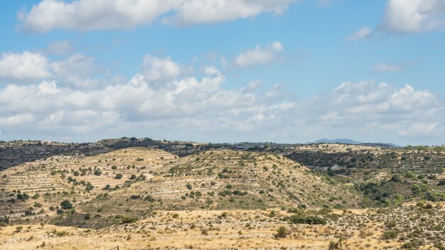 Magnífico paisaje de montaña en un día soleado, Chipre.