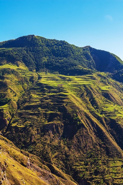 Magnífico paisaje de montaña en un día soleado