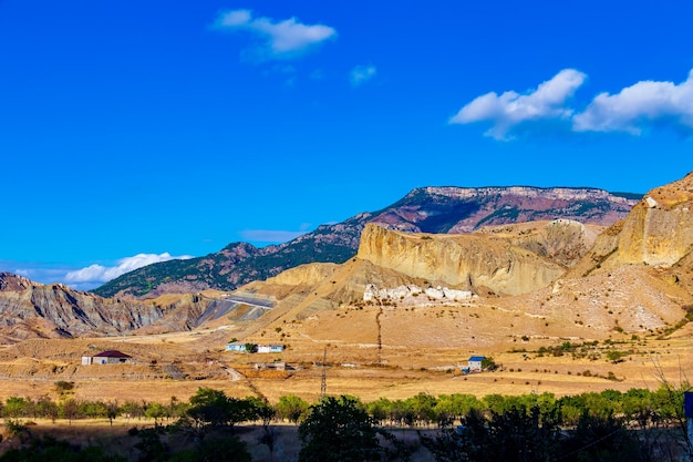 Magnífico paisaje de montaña en un día soleado