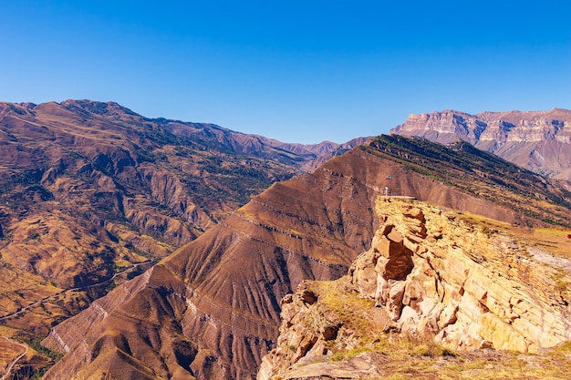 Magnífico paisaje de montaña en un día soleado