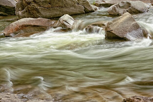 Magnífico río de montaña de cerca