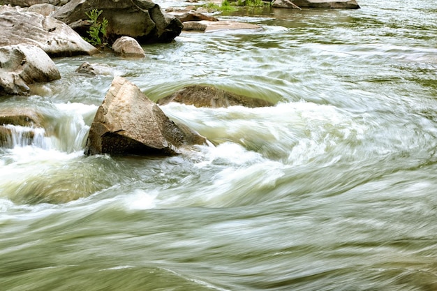 Magnífico río de montaña de cerca