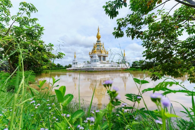 Magnífico Wat Thung Setthi (La Gran Joya Chedi de los tres mundos) en un hermoso día y reflexión, Khon Kaen, Tailandia