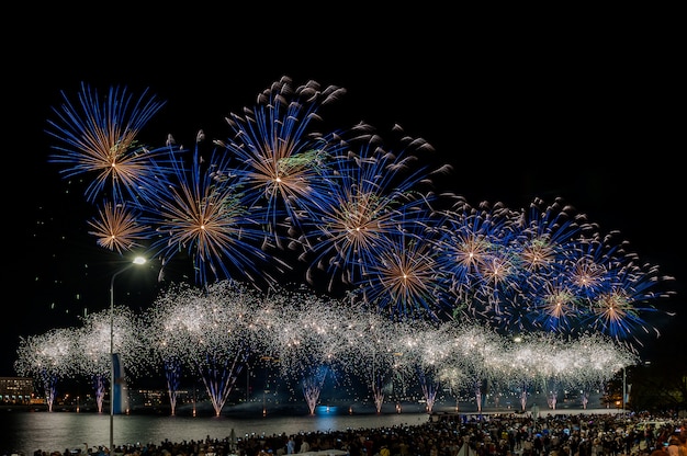 Magníficos fuegos artificiales sobre el río Daugava para celebrar el Festival de la ciudad de Riga