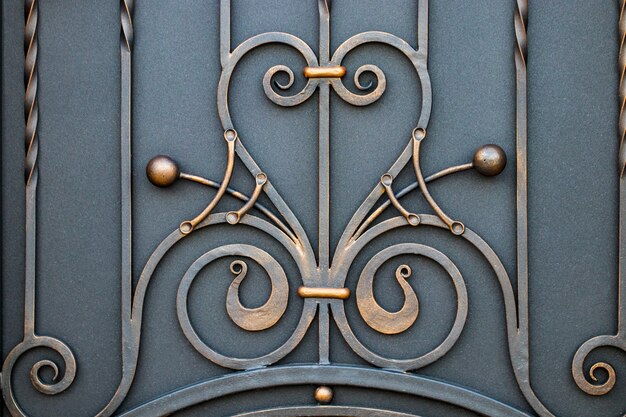 Magníficos portões de ferro forjado, forjamento ornamental, close-up de elementos forjados.