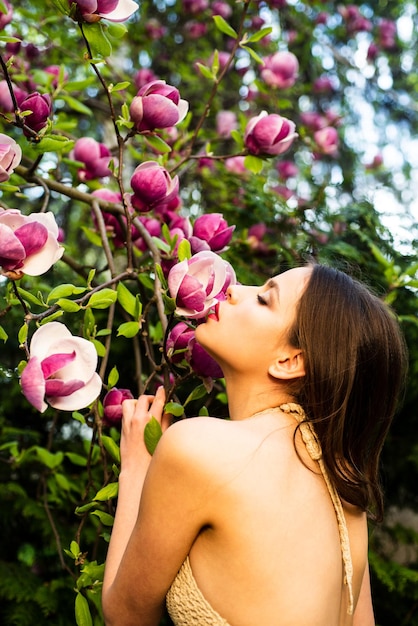 Magnólia com linda mulher Beleza primavera menina com Flovers Ternura menina