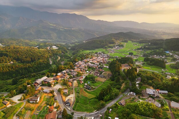 Foto magome, japão, no vale de kiso, durante o verão, ao longo da trilha nakasendo