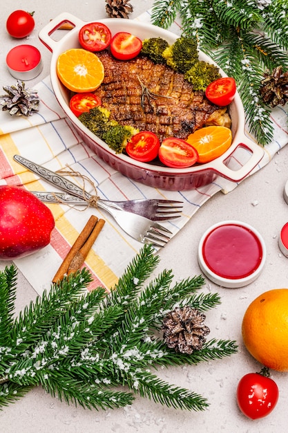 Magret de pato al horno con verduras y salsa