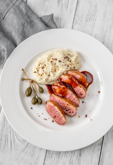 Magret de pato frito en rodajas con salsa de vino tinto