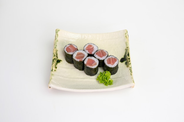 Maguro maki sushi roll de algas con arroz japonés