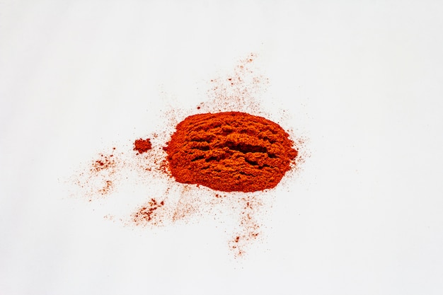 Magyar polvo de paprika dulce rojo brillante aislado en blanco. Ingrediente tradicional para cocinar alimentos saludables.