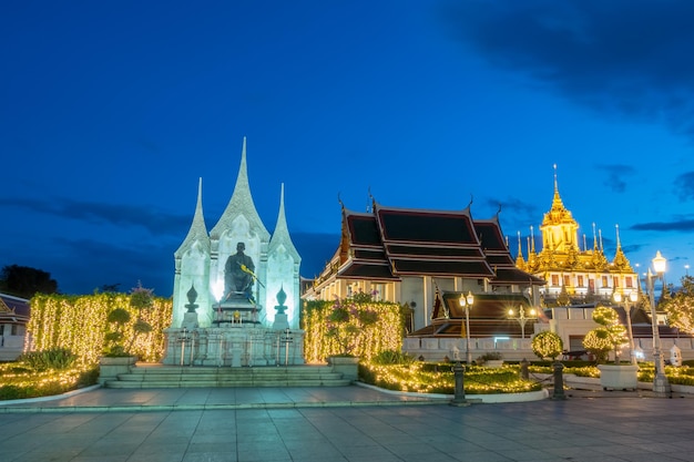 Maha Jessada Bodin Square und Metallic Castle unter Abendhimmel in Bangkok Thailand