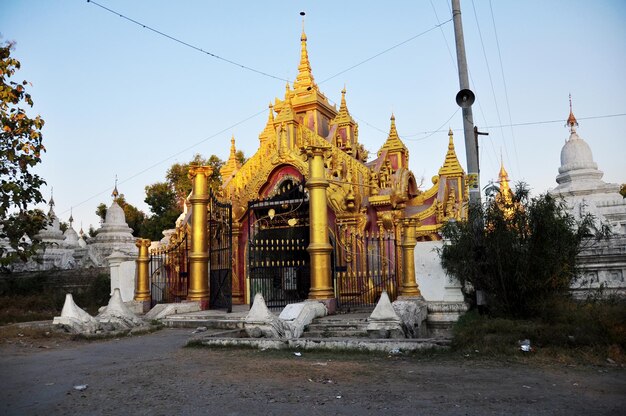 Maha Lawka Marazein dourado stupa pagode paya templo ou santuário de inscrição Kuthodaw para birmaneses e viajantes estrangeiros visitam e respeitam rezando em 2 de fevereiro de 2013 em Mandalay Myanmar