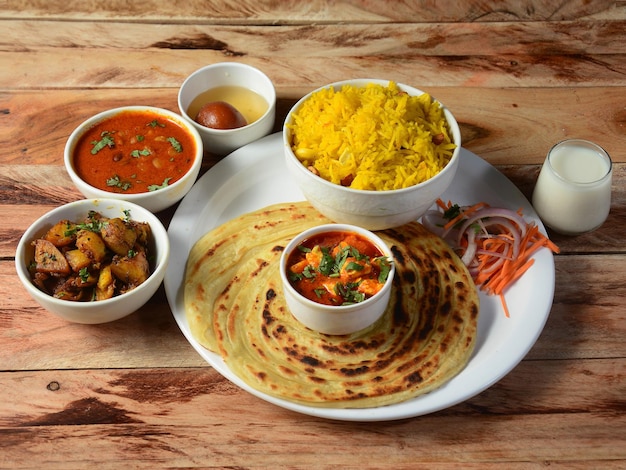 Maharaja Veg Thali de un plato de comida de la cocina india consiste en una variedad de plato veggiespaneer lentilsriceroti plato dulce bocadillos, etc. enfoque selectivo