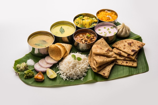 Maharashtrian Essen Thali oder Platte. Essen nach indischer Art in Mumbai