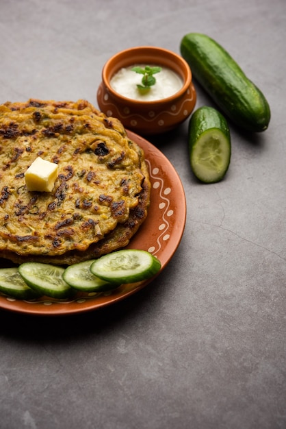Maharashtrian Kakdi Thalipeeth o paratha de pepino Punjabi, elaborado con kheera recién rallado para el desayuno y sírvase junto con yogur