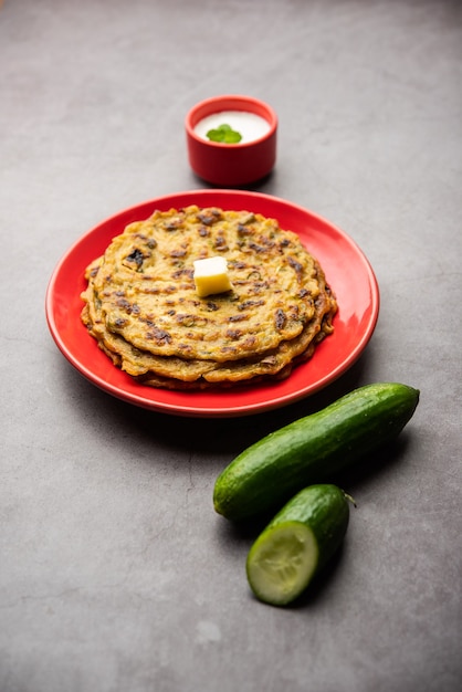 Maharashtrian Kakdi Thalipeeth o paratha de pepino Punjabi, elaborado con kheera recién rallado para el desayuno y sírvase junto con yogur