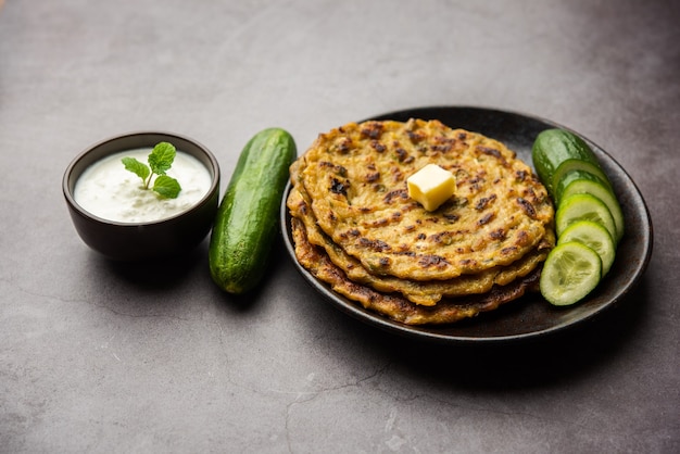 Maharashtrian Kakdi Thalipeeth oder Punjabi Gurke Paratha, hergestellt aus frisch geriebenem Kheera zum Frühstück und zusammen mit Joghurt servieren