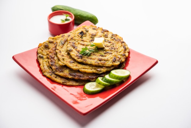 Maharashtrian Kakdi Thalipeeth ou paratha de pepino Punjabi, feito de kheera ralado fresco no café da manhã e sirva junto com iogurte