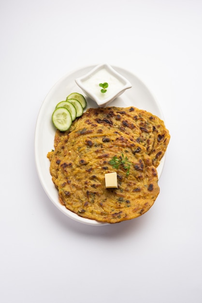 Maharashtrn Kakdi Thalipeeth o paratha de pepino Punjabi, hecho de kheera recién rallado para el desayuno y sírvase junto con yogur