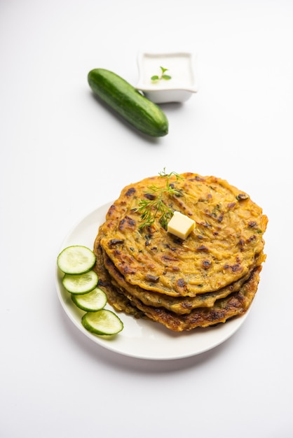 Maharashtrn Kakdi Thalipeeth o paratha de pepino Punjabi, hecho de kheera recién rallado para el desayuno y sírvase junto con yogur