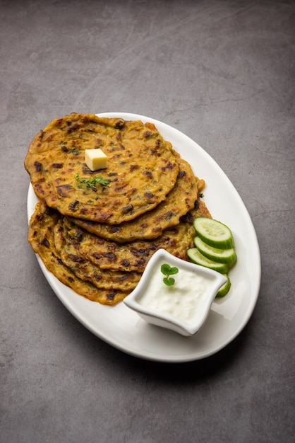 Maharashtrn Kakdi Thalipeeth ou paratha de pepino Punjabi, feito de kheera ralado fresco no café da manhã e sirva junto com iogurte